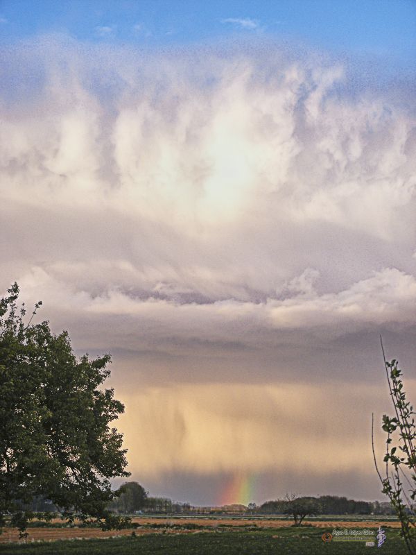 Arco Iris bajo las nubes.jpg